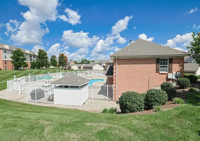 Listing Photo 2 - Condo for sale in building located at 4350 Regency Ridge Ct, Cincinnati, OH 45248 - Unit #305