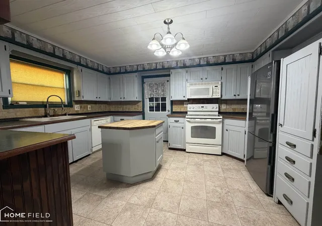 Photo 4 of Single Family Residence at 803 Ament St, Owosso, MI 48867 | MLS# 50214751 | | Sold on 2026-08-14