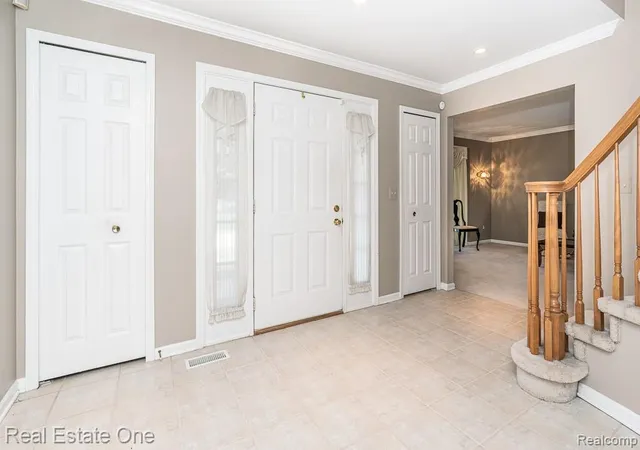 3rd image of 6489 Shoreline Dr, Troy, MI 48085 | MLS# 61007692