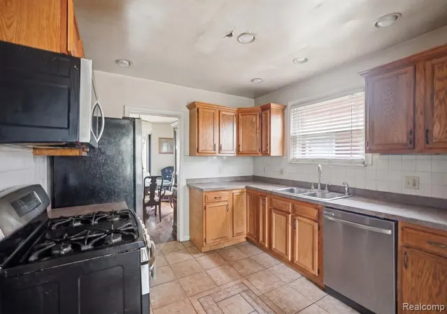5th image of 5566 W Outer Dr, Detroit, MI 48235 | MLS# 60993748