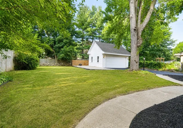 Photo 3 of Single family home for sale at 524 3 Mile Rd, Grand Rapids, MI 49505 | MLS# 70553861 | Listing updated on 2026-09-16