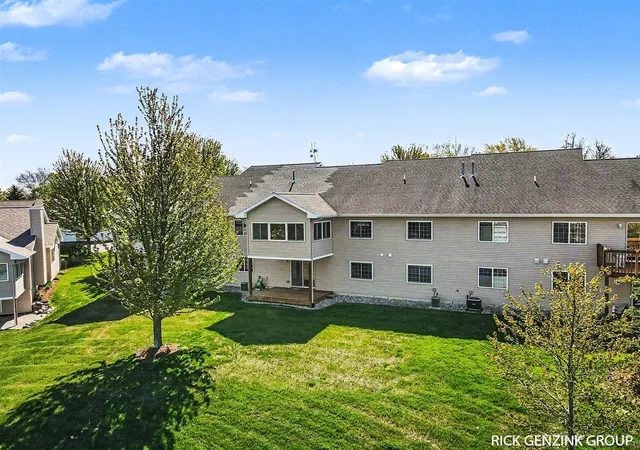 Homes for sale in Holland, MI | 1103 Fountain Vw Cir, Holland, MI 49423