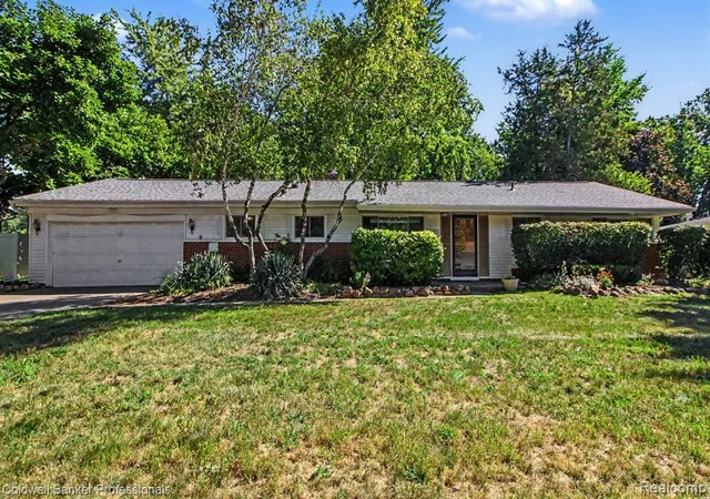 Photo 2 of Sale Pending at 7235 Ward Eagle Dr, West Bloomfield, MI 48322 4115 | MLS# 61024199 | Listing updated on 2026-09-10