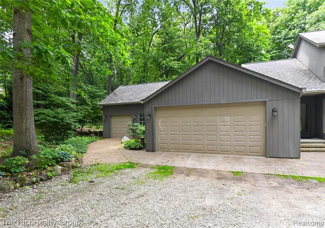 5th image of 2300 Stoney Blf, Milford, MI 48381 | MLS# 61001766