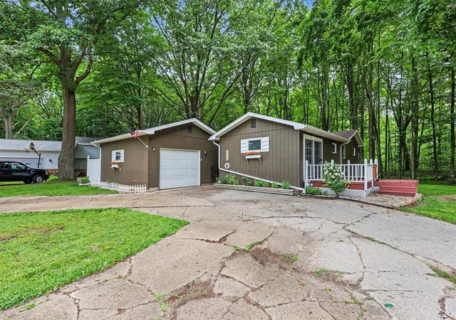 1st image of 17700 Thornapple Dr, Spring Lake, MI 49456 | MLS# 70541568