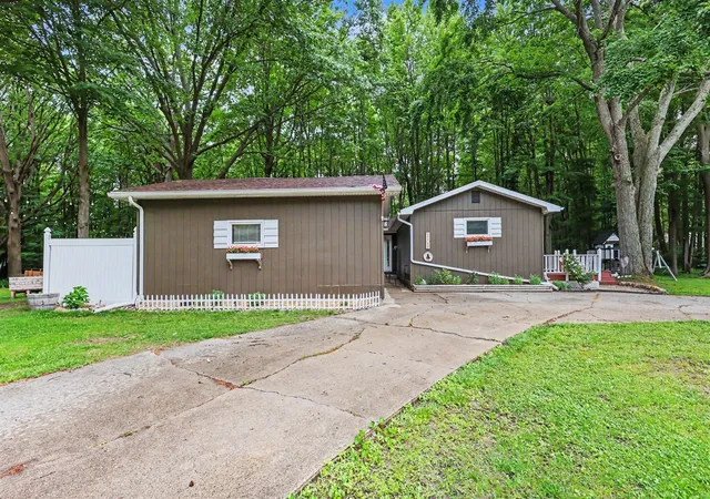3rd image of 17700 Thornapple Dr, Spring Lake, MI 49456 | MLS# 70541568