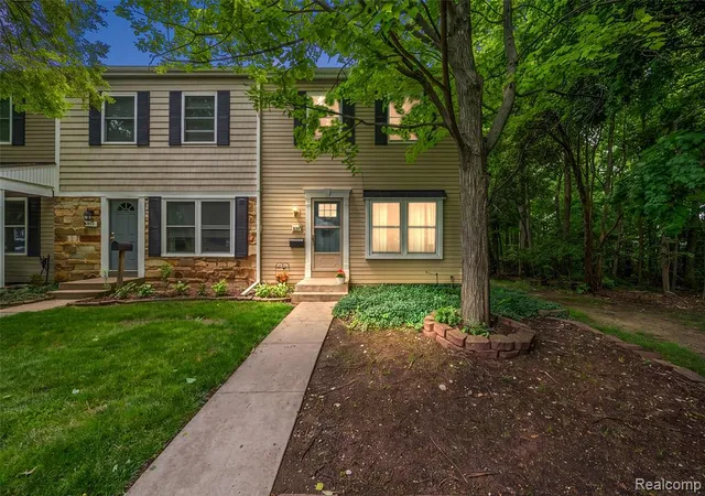1st image of 930 Little Hill Ct, Rochester Hills, MI 48307 | MLS# 61008924