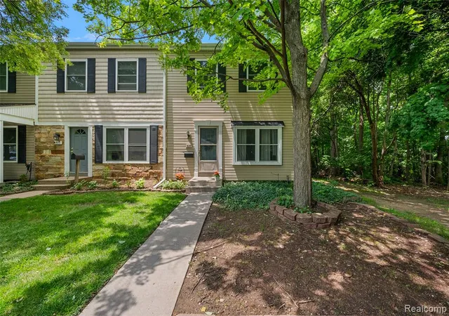 2nd image of 930 Little Hill Ct, Rochester Hills, MI 48307 | MLS# 61008924