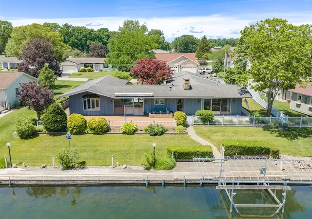 Homes for sale in Edwardsburg, MI | 68911 Island Dr, Edwardsburg, MI 49112 | MLS# 70538814