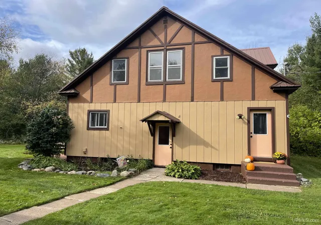 Photo 3 of Single family home for sale at 1600 E Us 2 Hwy, Wakefield, MI 49968 | MLS# 50190640 | Listing updated on 2025-10-23