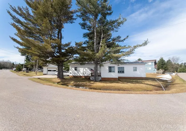 Homes for sale in Munising, MI | N7799 Bayberry Ln, Munising, MI 49862 | MLS# 50205815