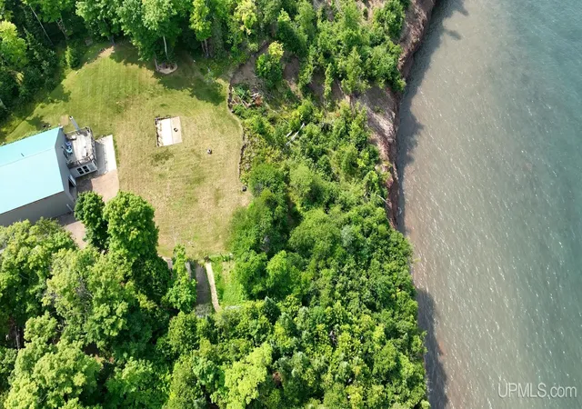 3rd image of 14998 N Superior Rd, Houghton, MI 49931 | MLS# 50152446