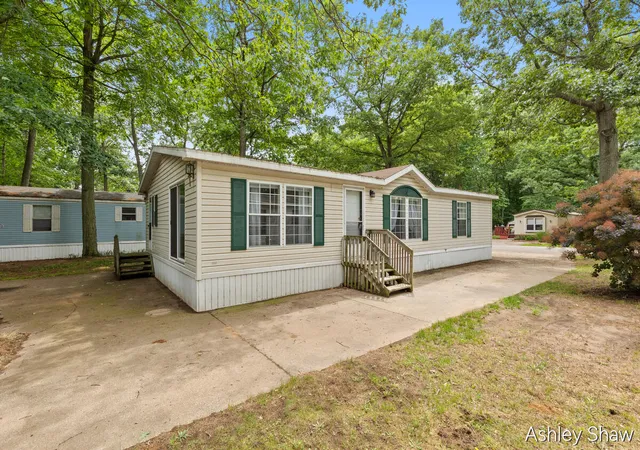 3rd image of 13566 Pinewood Dr, Grand Haven, MI 49417 | MLS# 70539452
