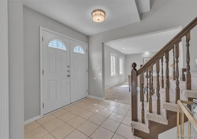 Photo 3 of Single Family Residence at 5310 Pond Blf Dr, West Bloomfield, MI 48323 | MLS# 61005921 | | Sold on 2026-08-07