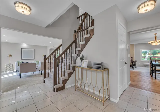 Photo 4 of Single Family Residence at 5310 Pond Blf Dr, West Bloomfield, MI 48323 | MLS# 61005921 | | Sold on 2026-08-07