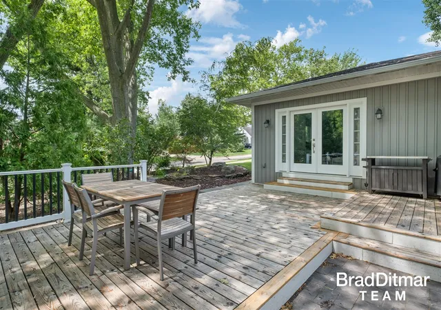 Photo 4 of Sale Pending at 1350 Lake Grv Ave, East Grand Rapids, MI 49506 | MLS# 70544215 | Listing updated on 2026-10-14