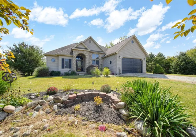 4th image of 10044 Emerald Dr, Brooklyn, MI 49230 | MLS# 70497987