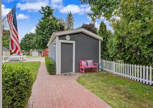 Photo 3 of Single family home for sale at 2124 Ash Te Wette Beach Dr, Hillsdale, MI 49242 | MLS# 70552392 | Listing updated on 2026-08-25