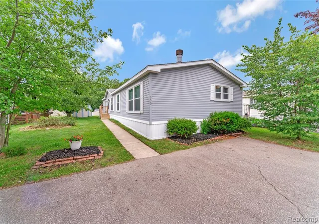Homes for sale in Oxford, MI | 350 Trillum Trl, Oxford, MI 48371 | MLS# 61010145