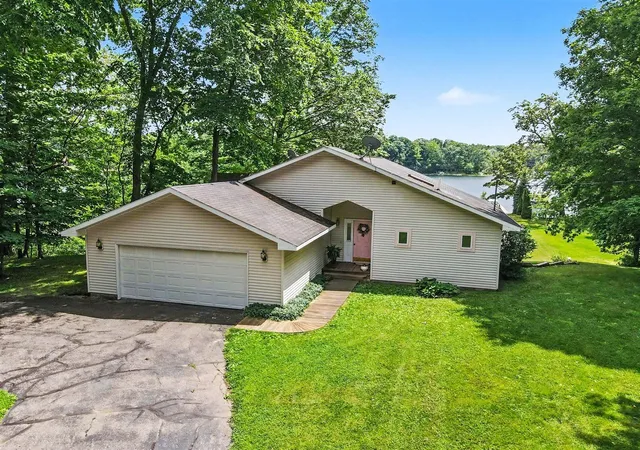 Homes for sale in Lawrence, MI | 47135 Lakeview Dr, Lawrence, MI 49064 | MLS# 70538463