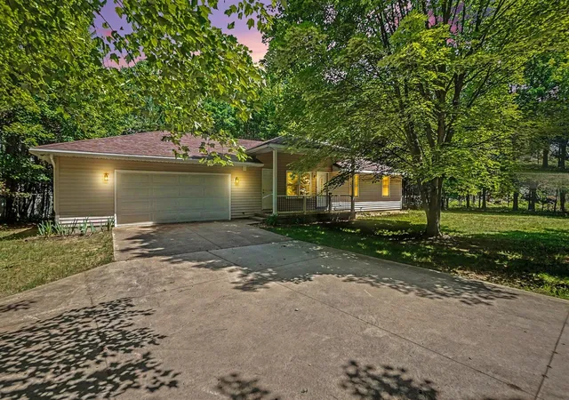 2nd image of 4955 Red Pine Dr, Grant, MI 49327 | MLS# 70543880