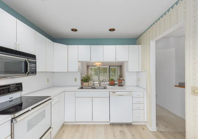 Photo 3 of Sale Pending at 2736 Mulford Dr, Grand Rapids, MI 49546 | MLS# 70549950 | Listing updated on 2026-08-22