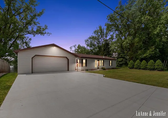 Homes for sale in Rockford, MI | 10260 Swem St, Rockford, MI 49341 | MLS# 70531604