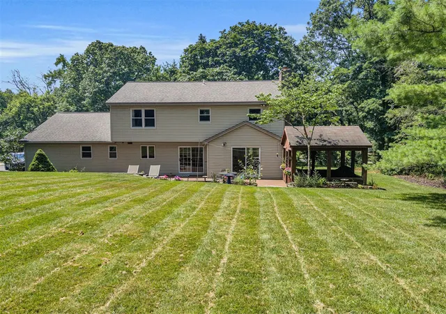 Photo 2 of Sale Pending at 1800 Mont Rue Dr, Grand Rapids, MI 49546 | MLS# 70546359 | Listing updated on 2026-08-05