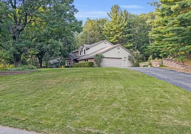Photo 3 of Sale Pending at 1800 Mont Rue Dr, Grand Rapids, MI 49546 | MLS# 70546359 | Listing updated on 2026-08-05