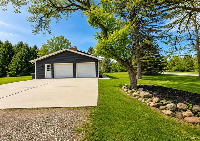 Homes for sale in North Branch, MI | 2712 North Branch Rd, North Branch, MI 48461 | MLS# 60995221