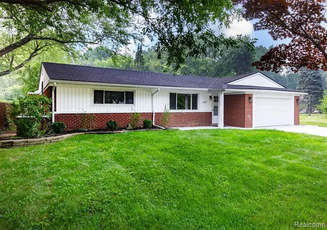 Photo 2 of Single family home for sale at 45471 Abington Cir, Macomb, MI 48042 5403 | MLS# 61012551 | Listing updated on 2026-09-01