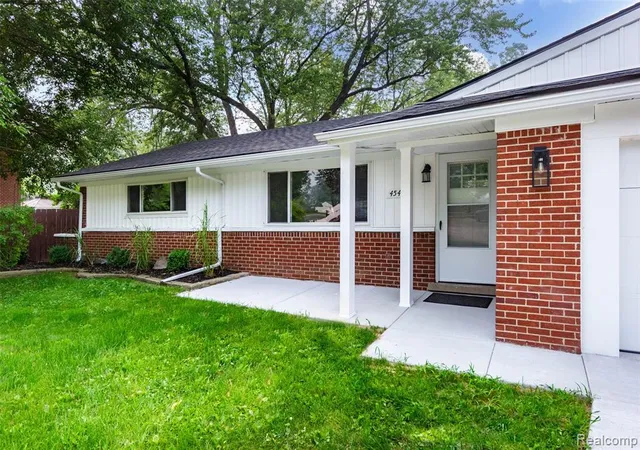 Photo 3 of Single family home for sale at 45471 Abington Cir, Macomb, MI 48042 5403 | MLS# 61012551 | Listing updated on 2026-09-01