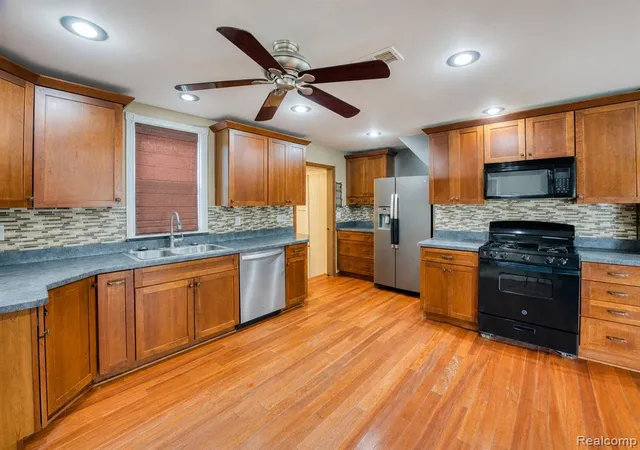 Photo 2 of Sale Pending at 27860 Blum St, Roseville, MI 48066 4347 | MLS# 61009745 | Listing updated on 2026-09-14