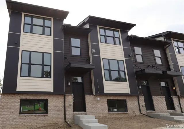 1st image of 1016 Pine Tree Ln, Troy, MI 48085 | MLS# 61014704
