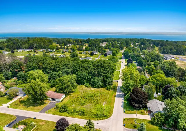 4th image of 7016 Hilltop Ave, Traverse City, MI 49686 | MLS# 80069849