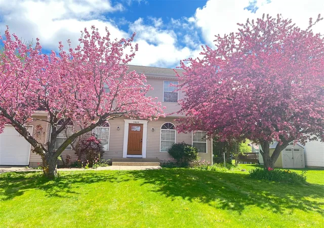 Photo 2 of Sale Pending at 5920 Castle Brk Ave, Grand Rapids, MI 49508 | MLS# 70494591 | Listing updated on 2025-10-30