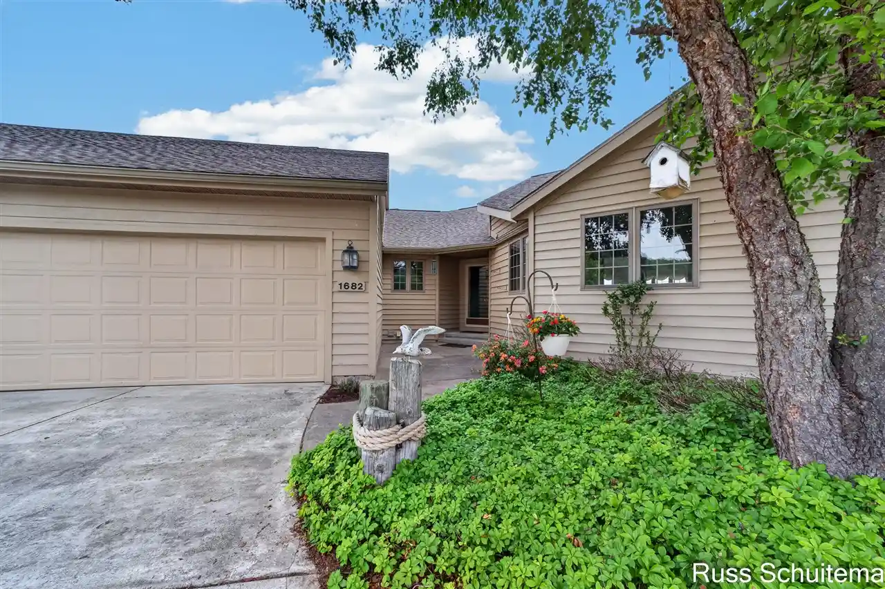Listing Photo 2 - Condo for sale in 1682 W Harbour Towne Cir located at 1682 W Harbour Towne Cir, Muskegon, MI 49441 - Unit 1682 W Harbour Towne Cir