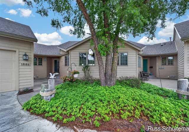 Listing Photo 4 - Condo for sale in building located at 1682 W Harbour Towne Cir, Muskegon, MI 49441