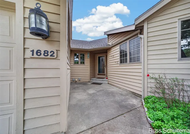 Listing Photo 5 - Condo for sale in building located at 1682 W Harbour Towne Cir, Muskegon, MI 49441