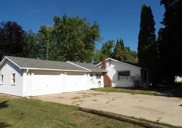 Photo 4 of Sale Pending at 11552 S Grant Ave, Clare, MI 48617 | MLS# 50219775 | Listing updated on 2026-09-04