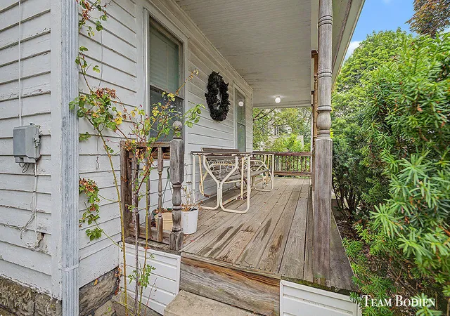 Photo 3 of Sale Pending at 581 Harlan Ave, Grand Rapids, MI 49503 | MLS# 70548799 | Listing updated on 2026-09-01