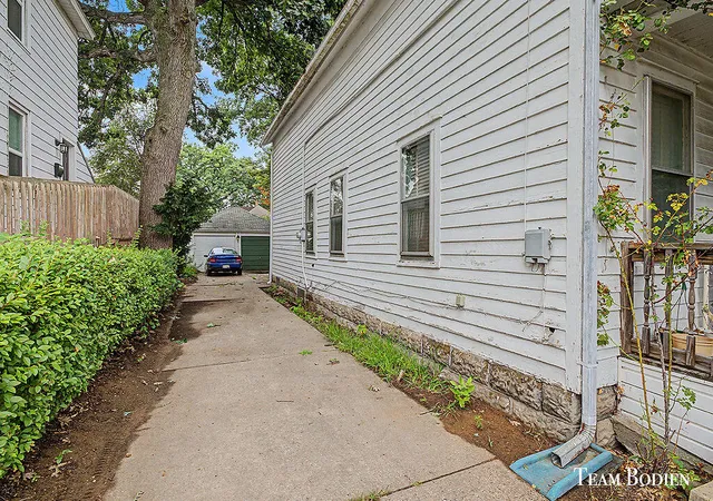 Photo 4 of Sale Pending at 581 Harlan Ave, Grand Rapids, MI 49503 | MLS# 70548799 | Listing updated on 2026-09-01