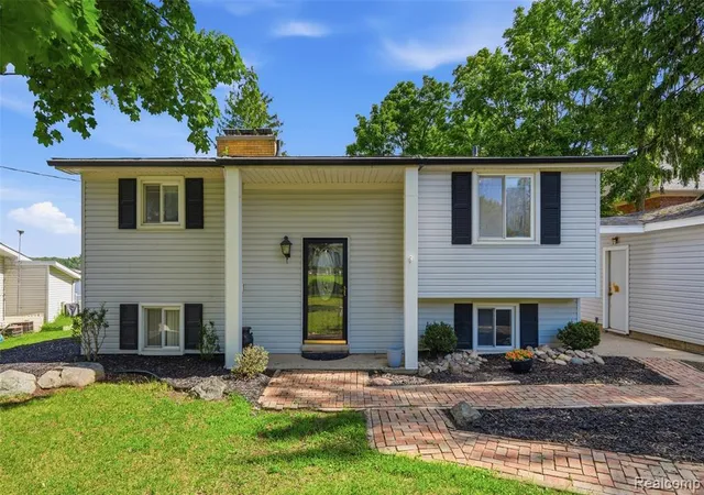 1st image of 7416 Ledgewood Dr, Fenton, MI 48430 9224 | MLS# 61022910