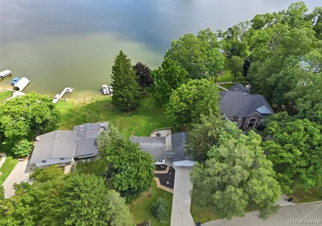 2nd image of 7416 Ledgewood Dr, Fenton, MI 48430 9224 | MLS# 61022910