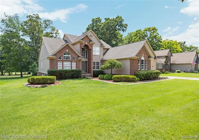 Photo 2 of Single family home for sale at 2322 Sandlewood Dr, White Lake, MI 48383 3930 | MLS# 61025558 | Listing updated on 2026-08-29