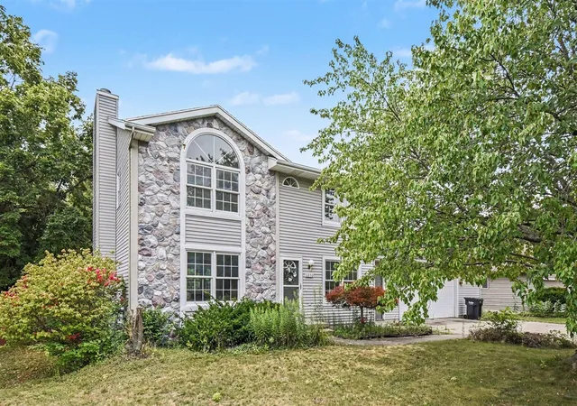 1st image of 2250 Yorktown Dr, Grand Rapids, MI 49508 | MLS# 70550425