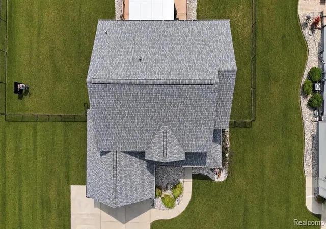 4th image of 6250 Burningtree Dr, Burton, MI 48509 | MLS# 61020940