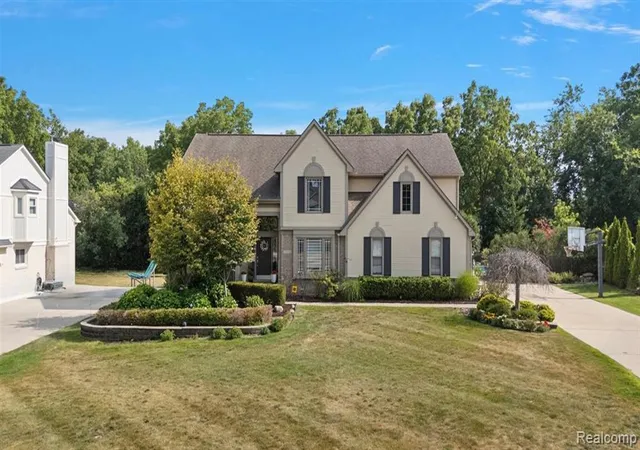 Photo 2 of Sale Pending at 37235 Aspen Dr, Farmington Hills, MI 48335 | MLS# 61022110 | Listing updated on 2026-08-31
