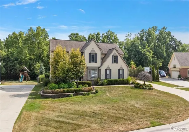 Photo 3 of Sale Pending at 37235 Aspen Dr, Farmington Hills, MI 48335 | MLS# 61022110 | Listing updated on 2026-08-31