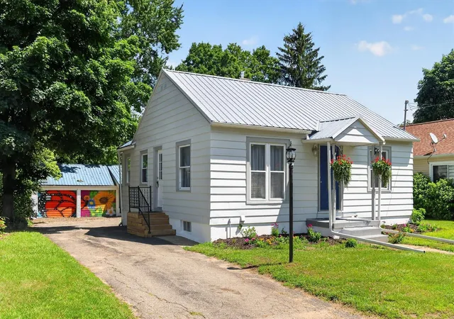 Homes for sale in Hastings, MI | 325 W South St, Hastings, MI 49058 | MLS# 70540496
